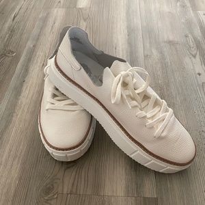 VINCE CAMUTO RAIZA FLATFORM SNEAKER